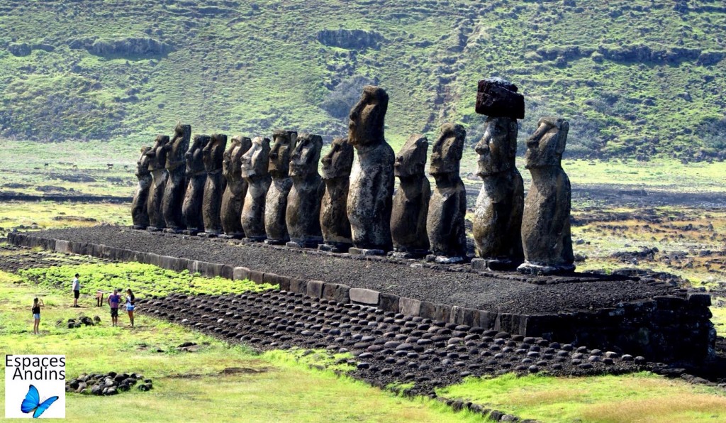 AHU TONGARIKI, plateforme à 15 moaï / Photo : Espaces Andins