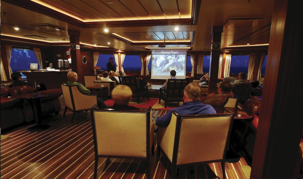 conférences à bord lors d'une croisière en patagonie, terre de feu et cap horn