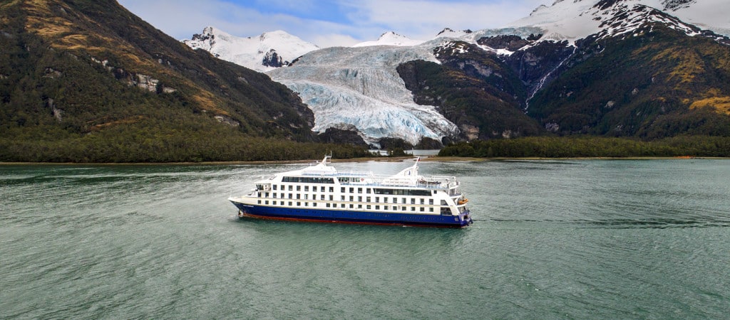 Le Ventus Australis face au majestueux glacier. Le quotidien lors d'une croisière en patagonie, terre de feu et cap horn.