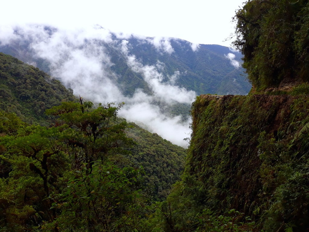 Un beau point de vue de la route de la mort en Bolivie