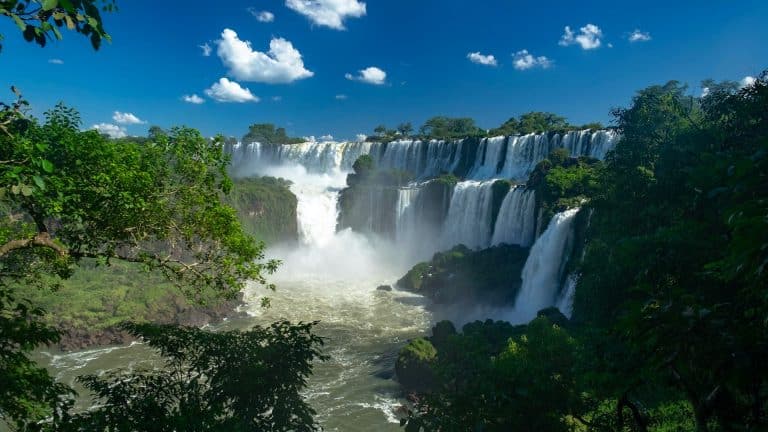 Chutes d'Iguazu en Argentine : Une vue spectaculaire des majestueuses chutes d'Iguazu, un site classé au patrimoine mondial de l'UNESCO, offrant une expérience inoubliable de la beauté naturelle de l'Argentine. Photographe : Derek Oyen - Unsplash