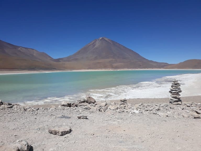 La splendide Laguna Verde, située en Bolivie, offre une vue panoramique sur ses eaux turquoise et les majestueuses montagnes environnantes. Découvrez la beauté naturelle de ce lieu unique au cœur de la cordillère des Andes. Photographe : Espaces Andins