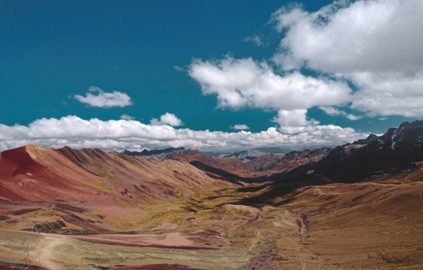 Montaña de 7 Colores, un site naturel spectaculaire près de Cusco, Pérou, offrant un paysage unique de montagnes aux couleurs vibrantes, une merveille géologique de renommée mondiale. Photographe : Jean Pierre Bautista Tasayco - Unsplash