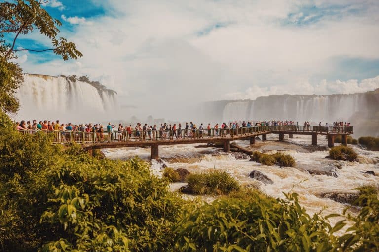 Découvrez les chutes d'Iguaçu, un paradis tropical au Brésil, où les cascades rugissantes se mêlent à la luxuriante forêt amazonienne. Photographe : Henrique Felix - Unsplash