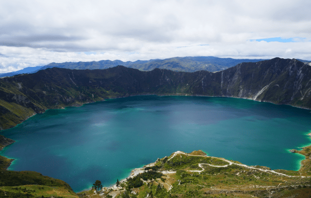 Vue époustouflante sur le magnifique cratère de Quilotoa en Équateur, un lieu unique à découvrir. Photographe : Espaces Andins