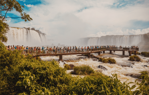 Spectaculaires chutes d'Iguaçu, situées au cœur de la forêt tropicale brésilienne. Explorez la beauté naturelle de ces cascades emblématiques. Photographe : Henrique Felix - Unsplash