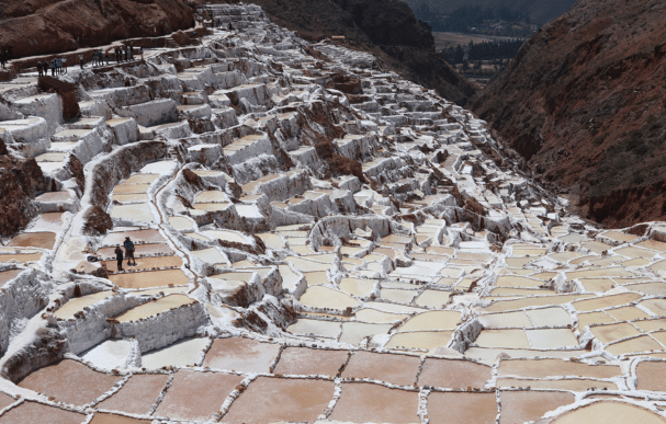 Vue spectaculaire des salines de Maras, un réseau ancestral de bassins de sel situé dans les montagnes des Andes au Pérou, offrant un paysage unique et époustouflant. Photographe : Thomas Griggs Yti - Unsplash