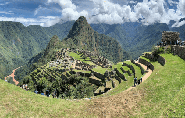 Vue majestueuse du Machu Picchu, la cité perdue des Incas, perché sur une crête des montagnes des Andes au Pérou, un site archéologique emblématique de renommée mondiale. Photographe : Erik Ringsmuth - Unsplash