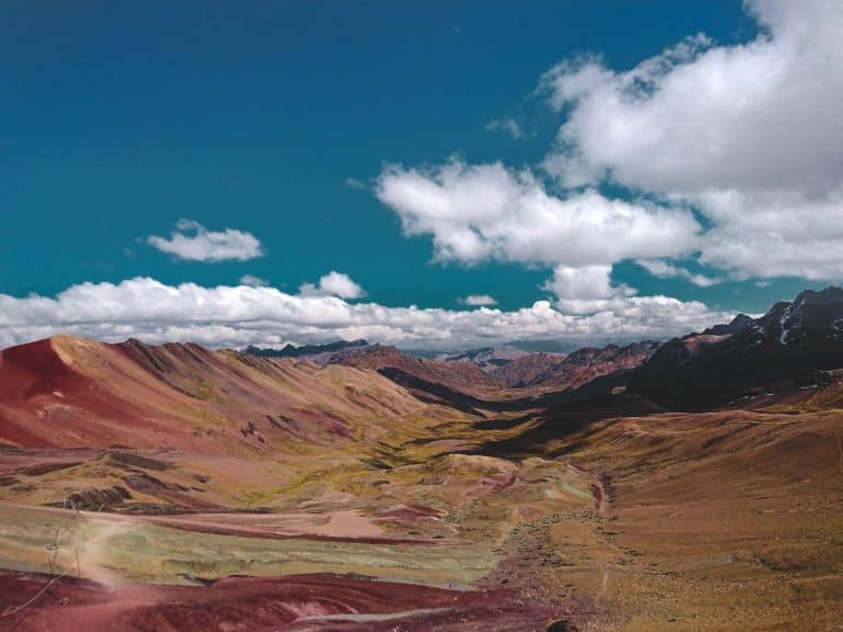 Découvrez la splendeur naturelle de la Montaña de 7 Couleurs, une merveille géologique aux teintes spectaculaires située à Cusco, Pérou. Une randonnée inoubliable à travers les paysages multicolores de cette montagne emblématique. Photographe : Jean Pierre Bautista Tasayco - Unsplash