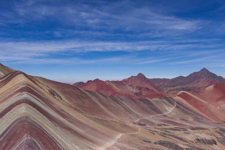 Découvrez la splendeur naturelle de la Montagne Arc-en-Ciel de Vinicunca au Pérou. Les couches colorées de minéraux créent ce paysage unique, une merveille de la nature dans les Andes péruviennes. Photographe : Roi Dimor - Unsplash