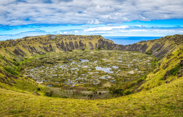 Panorama majestueux du volcan Rano Kau à Hanga Roa, Isla de Pascua, Chili, offrant une vue imprenable sur ce site naturel emblématique de l'île. Photographe : Franz Nawrath - Unsplash