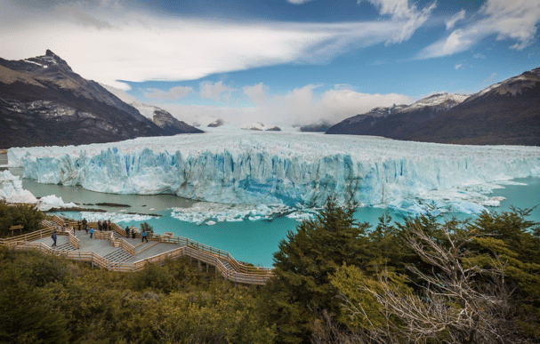 Le majestueux glacier Perito Moreno en Patagonie, un site naturel exceptionnel où la glace rencontre l'eau dans un spectacle grandiose. Photographe : Claudio Bianchi - Unsplash