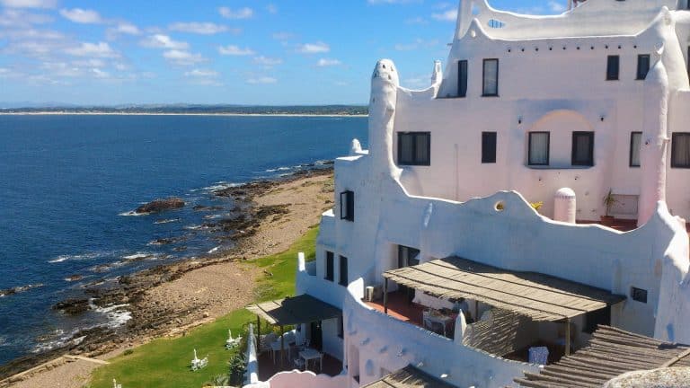 Vue impressionnante de Punta del Este, Maldonado, Uruguay, une destination balnéaire renommée pour ses plages, ses bâtiments emblématiques et son ambiance estivale. Photographe : Anderson - Unsplash