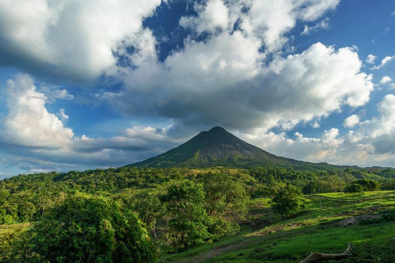 Le majestueux volcan du Costa Rica, un spectacle naturel à couper le souffle au cœur de la nature luxuriante de ce pays d'Amérique centrale. Photographe : Franck Ravissa - Pixabau
