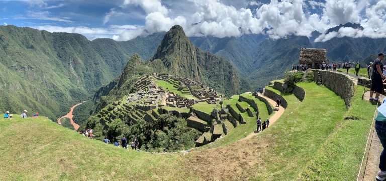 Impressionnante vue panoramique du Machu Picchu, la citadelle inca perchée dans les montagnes du Pérou, offrant un aperçu majestueux de ce site historique. Photographe : Erik Ringsmuth - Unsplash